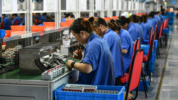 China hat den Sprung in die Riege der reichsten Nationen bislang nicht geschafft: Mitarbeiter eines chinesischen Elektronikunternehmens im Juli 2024 in Fuyang (Symbolbild)