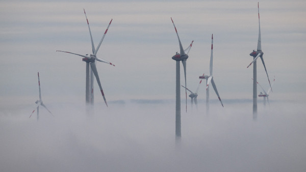 Trübes Wetter: Bei Nebel und Flaute fallen Solarstrom und Windenergie weitgehend aus.