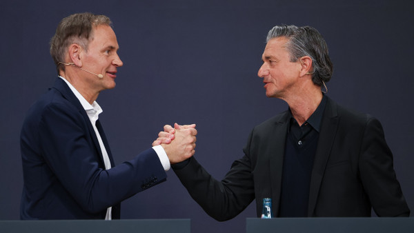 VW-Konzernchef Oliver Blume (links) und Lutz Meschke, Finanzvorstand der VW-Sportwagenmarke Porsche, wo Blume ebenfalls den Chefposten inne hat.