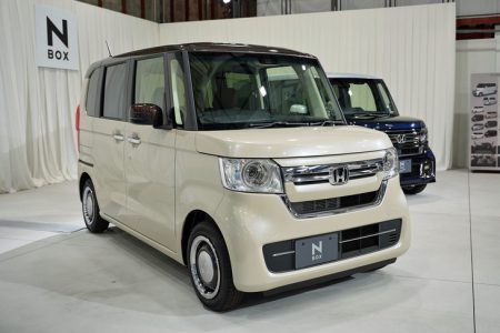 明日発表！マイチェン後のN-BOX標準車・カスタムの紙カタログ情報！オプションのフロントグリル画像やライトオフがNGに。