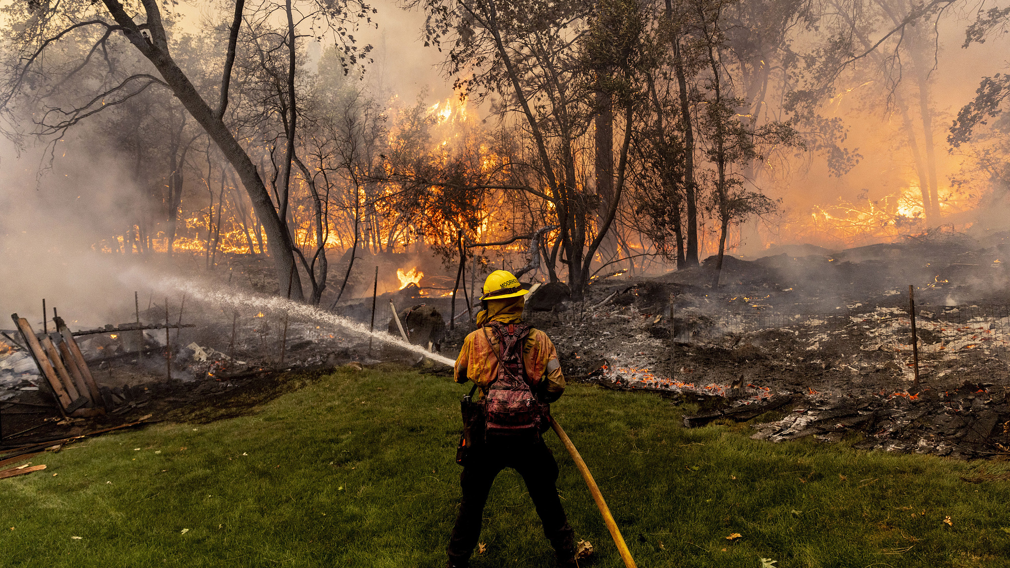 A California firefighter defends a mobile home while battling the Park Fire in the community of Cohasset near Chico, California, U.S., July 25, 2024. /CFP