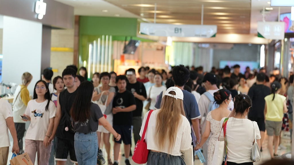 Customers in a shopping center, Hangzhou, Zhejiang Province, August 10, 2024. /CFP