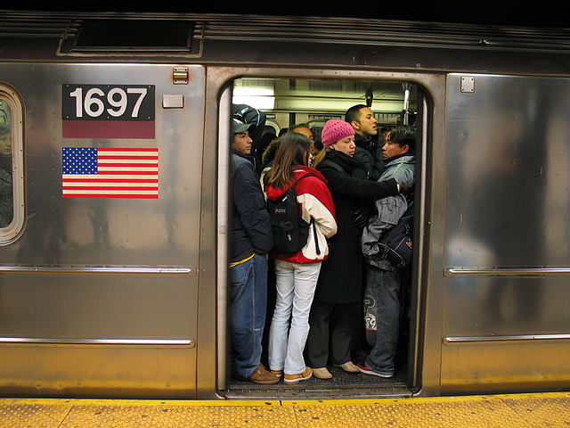 Crowded 7 train, which would be relieved by better service on the LIRR's Port Washington Branch. Image by Dschwen, from Wikipedia.