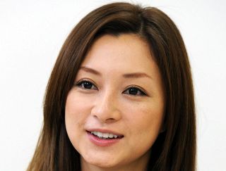 「相変わらず美形」「美しさ健在」2000年代大活躍の歌姫、45歳の近影に反響続々　金髪ショートにオーバーオール＆白Tでライブ会場に降臨