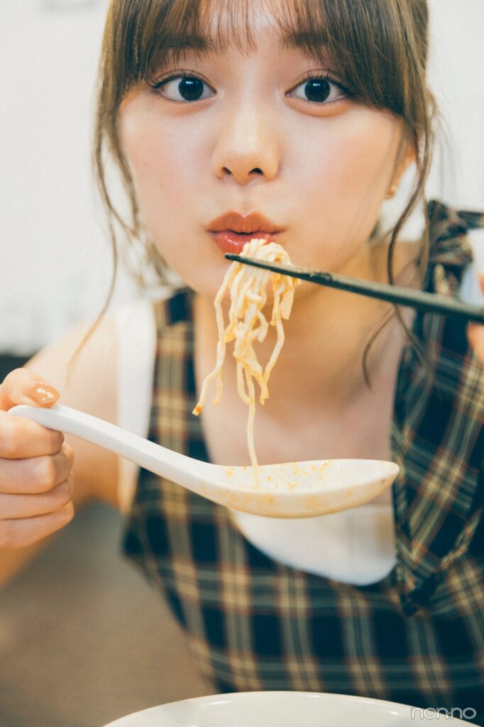 麺を食べる紺野彩夏のアップ