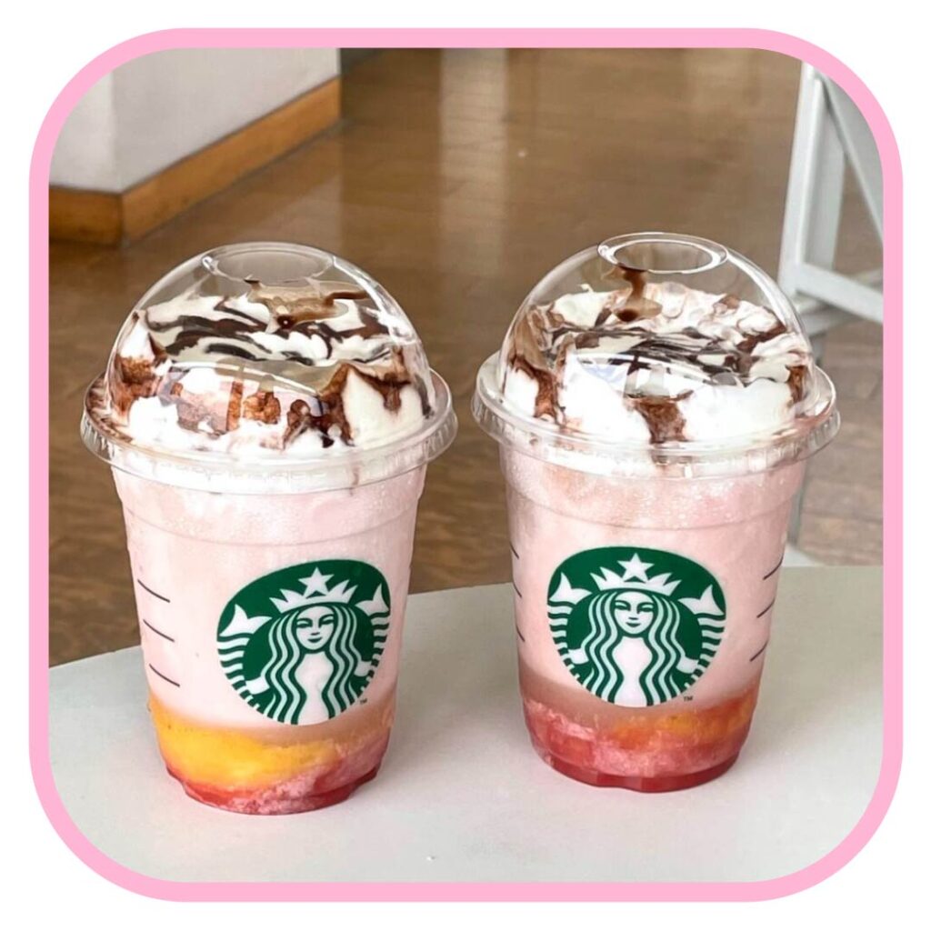 スターバックス『イチゴ バナナ フラペチーノ®』チョコレートソースを追加