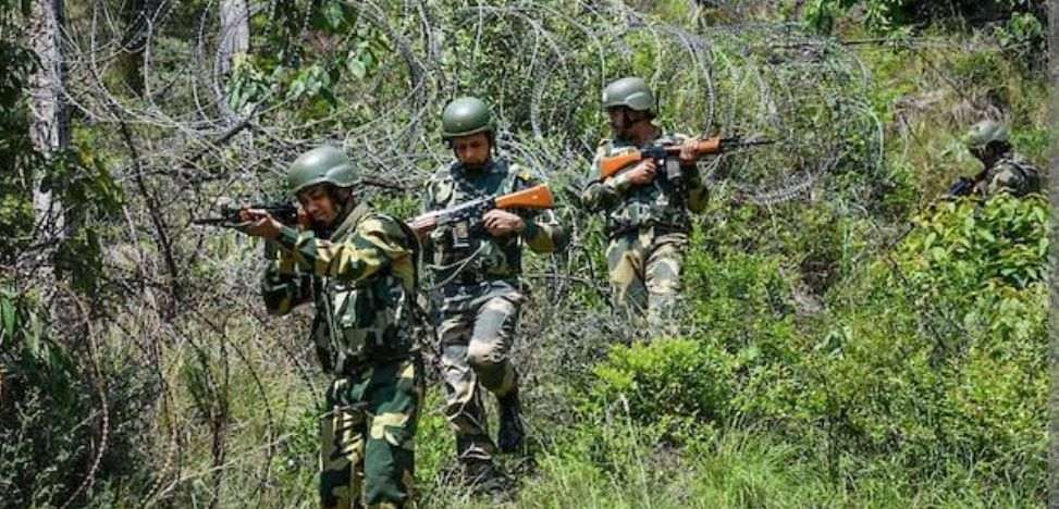 जम्मू-कश्मीर के घने जंगलों में आतंकवादियों की तलाश जारी, 24 लोग हिरासत में