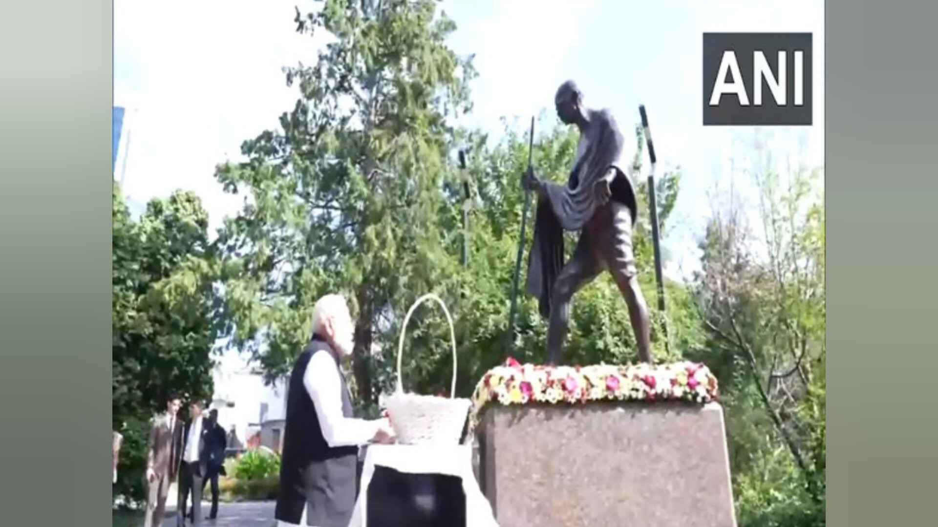 यूक्रेन में ज़ेलेंस्की के साथ वार्ता से पहले पीएम मोदी ने महात्मा गांधी को दी श्रद्धांजलि, शांति संदेश पर प्रकाश डाला