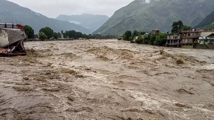 हिमाचल प्रदेश: बारिश की वजह से 47 सड़कें बंद, तीन जिलों में अचानक बाढ़ आने का खतरा