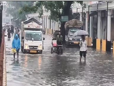 उत्तर प्रदेश में भारी बारिश का कहर: एक दिन में 10 लोगों की मौत, 10 जिलों में रेड अलर्ट