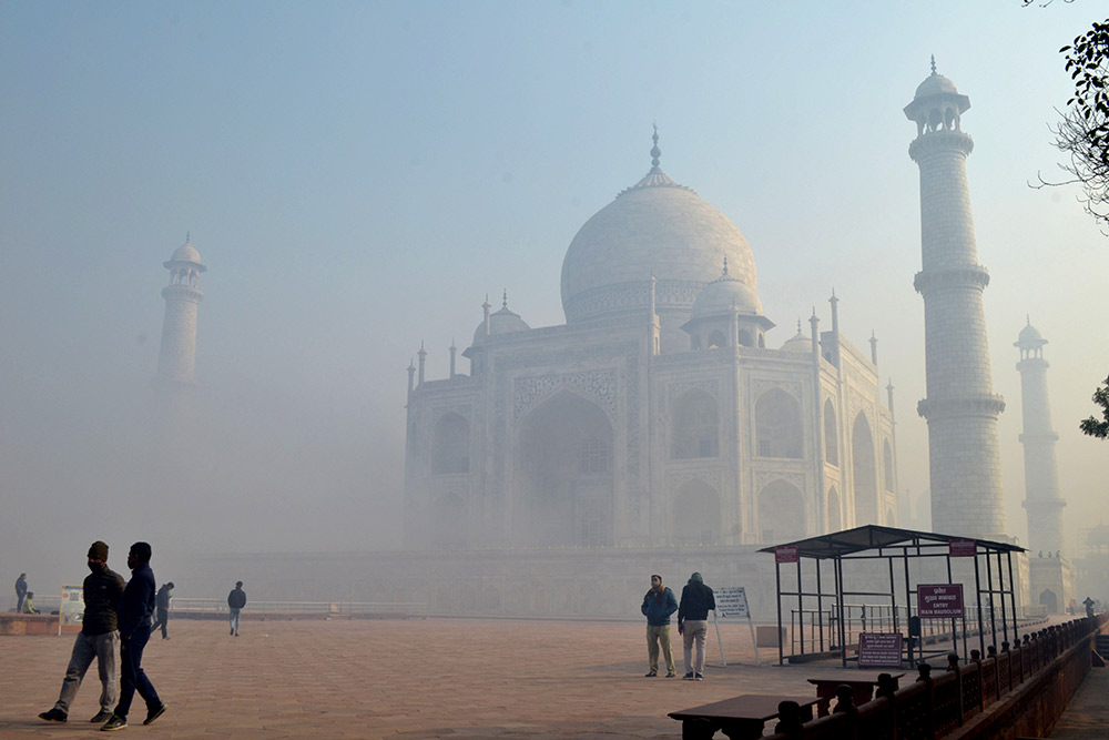 सर्द सुबह के दौरान कोहरे की चादर से ढका आगरा का ताजमहल