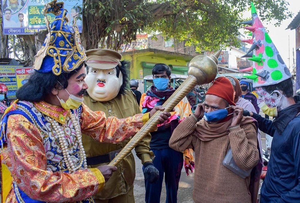 नादिया में 'यमराज' का रूप धारण कर लोगों को मास्क पहने के लिए जागरूक करते स्वयं सेवक