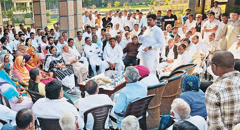 अपनी राजनीतिः हिसार में अपनी पार्टी के नेता और कार्यकर्ताओं से रू-ब-रू दुष्यंत चौटाला