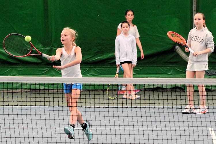カスパー・ルードが育ったテニスクラブで練習する少女たち