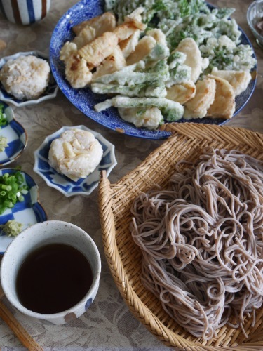 今日 食べたもの   〜　庭菜天ぷらで天ざる　〜_c0301808_02165893.jpg