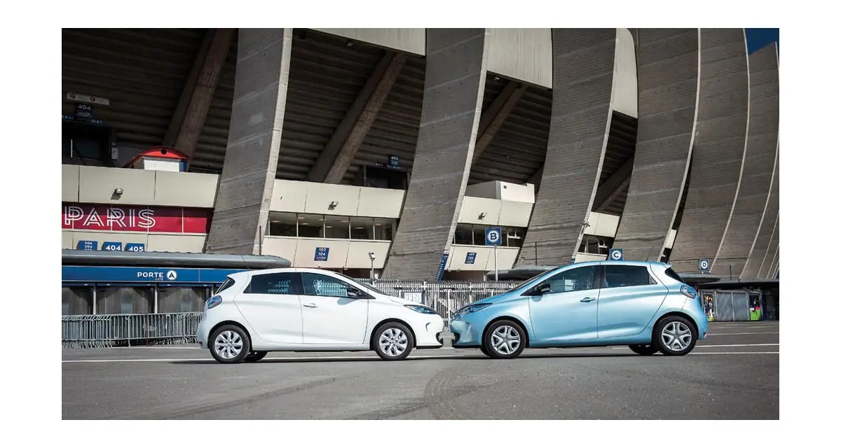 Les deux Zoé prennent la pose devant le stade du Parc des Princes, à Paris.© Photos Joël Peyrou