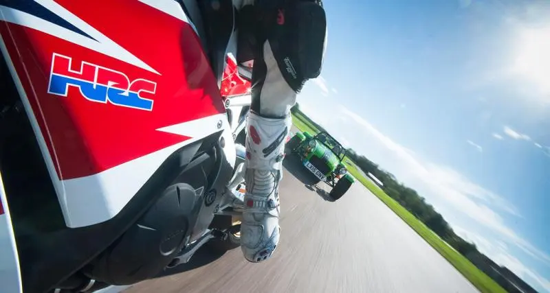  - Caterham vs Honda CBR : Talon-pointe et poignée en coin [DUEL VIDÉO]