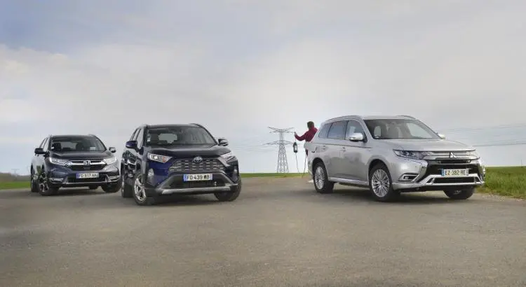 Toyota RAV4 vs Honda CR-V vs Mitsubishi Outlander PHEV : match vidéo de SUV hybrides - Toyota RAV4 vs Honda CR-V vs Mitsubishi Outlander PHEV : match vidéo de SUV hybrides