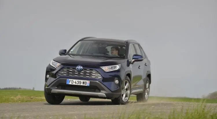 Toyota RAV4 vs Honda CR-V vs Mitsubishi Outlander PHEV : match vidéo de SUV hybrides - Toyota RAV4 vs Honda CR-V vs Mitsubishi Outlander PHEV : match vidéo de SUV hybrides