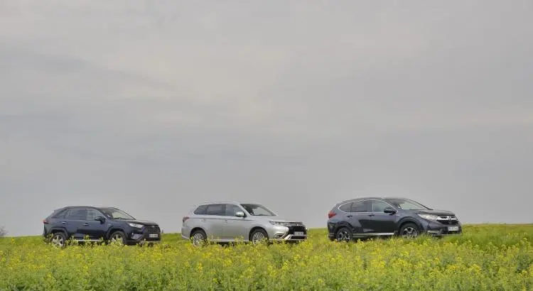 Toyota RAV4 vs Honda CR-V vs Mitsubishi Outlander PHEV : match vidéo de SUV hybrides - Toyota RAV4 vs Honda CR-V vs Mitsubishi Outlander PHEV : match vidéo de SUV hybrides