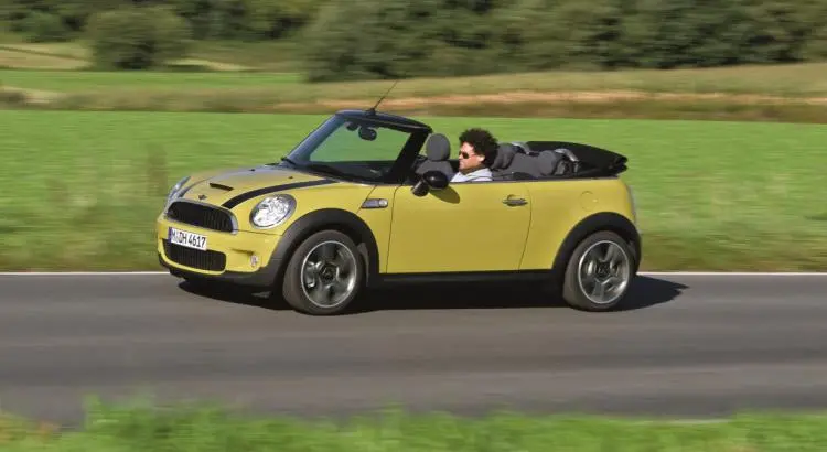 Mini 2 Cabriolet Cooper S occasion : notre avis, à partir de 8 000 euros - <p>Mini Cooper S cabrio</p>