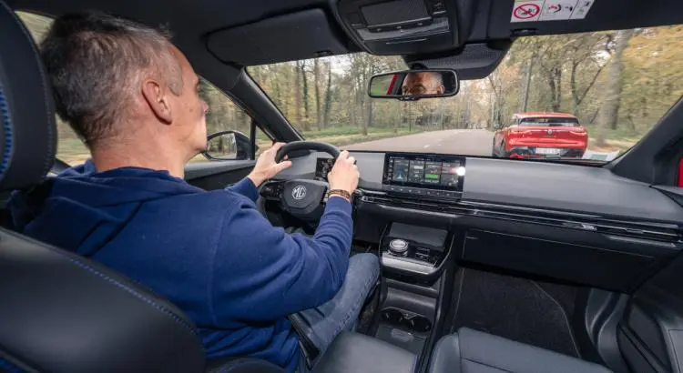 MG4 vs Renault Mégane E-Tech : Chine - France, match électrique - MG4 vs Renault Mégane E-Tech : Chine - France, match électrique