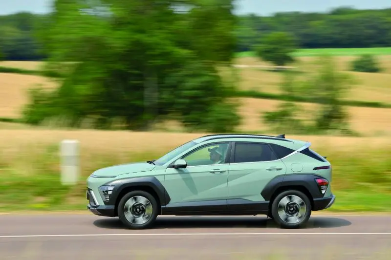 Hyundai Kona Hybrid vs Renault Captur E-Tech Hybride : la référence menacée ? - Hyundai Kona vs Renault Captur 2023