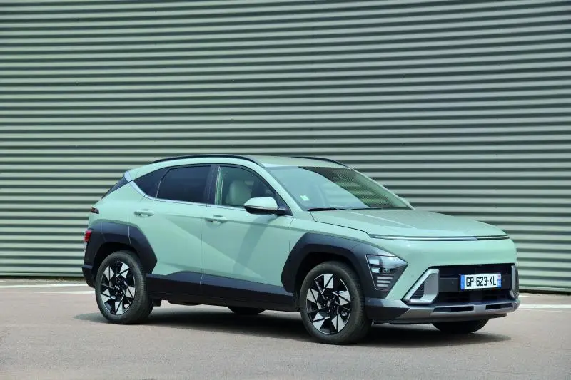 Hyundai Kona Hybrid vs Renault Captur E-Tech Hybride : la référence menacée ? - Hyundai Kona vs Renault Captur 2023