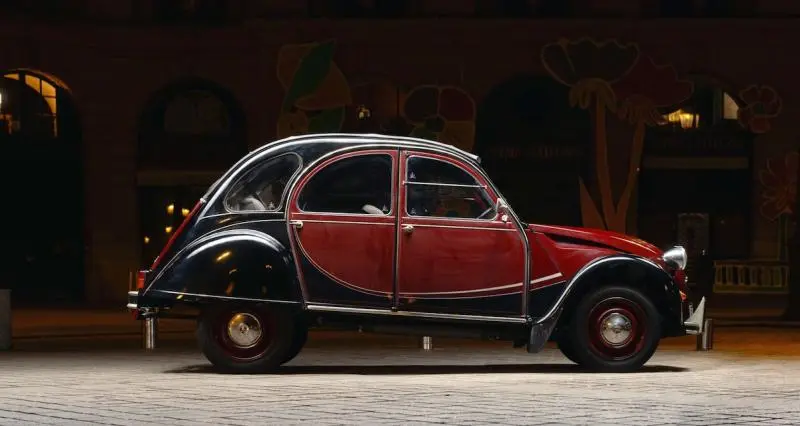 Des 2CV Charleston et Mini de 24 km à vendre aux enchères chez Aguttes - Vente Aguttes Tour Auto 2024