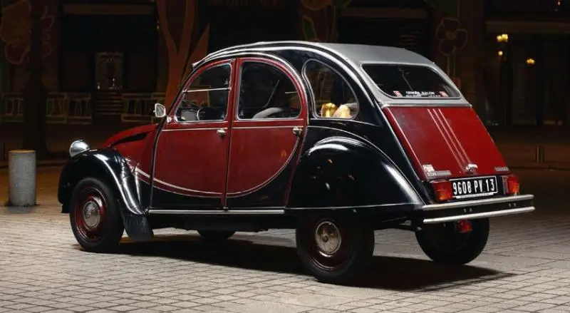 Des 2CV Charleston et Mini de 24 km à vendre aux enchères chez Aguttes - Vente Aguttes Tour Auto 2024