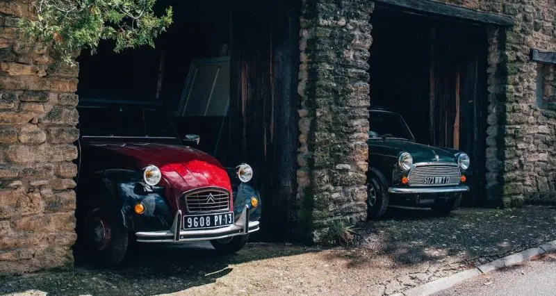 Des 2CV Charleston et Mini de 24 km à vendre aux enchères chez Aguttes - Vente Aguttes Tour Auto 2024