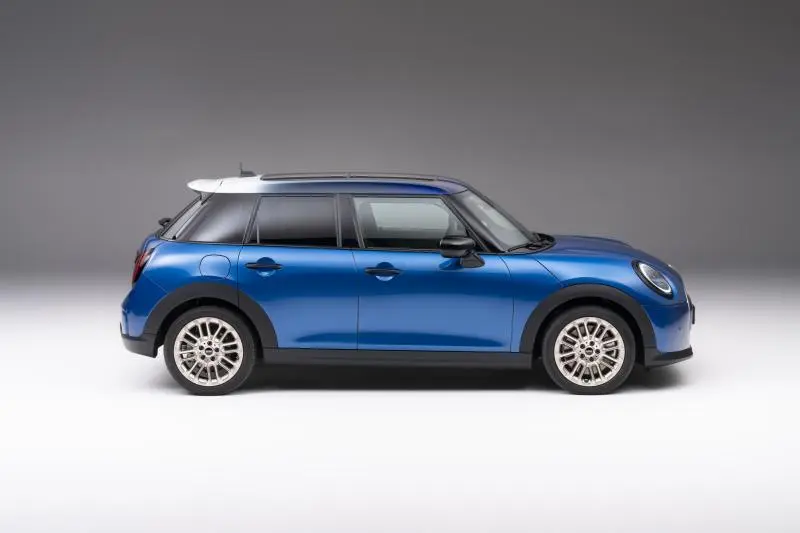 La Mini Cooper 5 portes adopte à son tour le look de l'électrique - Cooper 5 portes (2024)