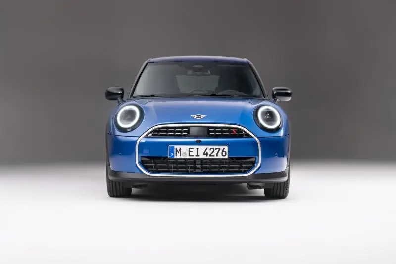 La Mini Cooper 5 portes adopte à son tour le look de l'électrique - Cooper 5 portes (2024)