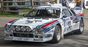 Grosse frayeur lors d'un show, une Lancia de rallye termine dans la foule !