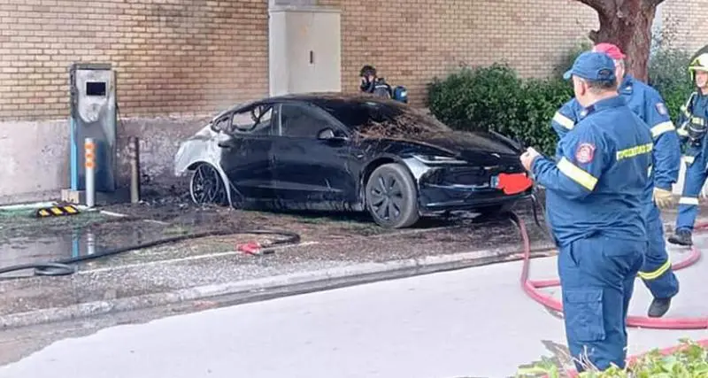  - Une Tesla Model 3 prend feu en plein chargement sur un parking de supermarché en Grèce