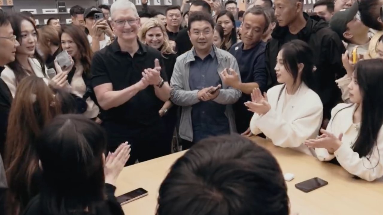 Tim Cook at game tournament in Apple Taikoo Li, Chengdu