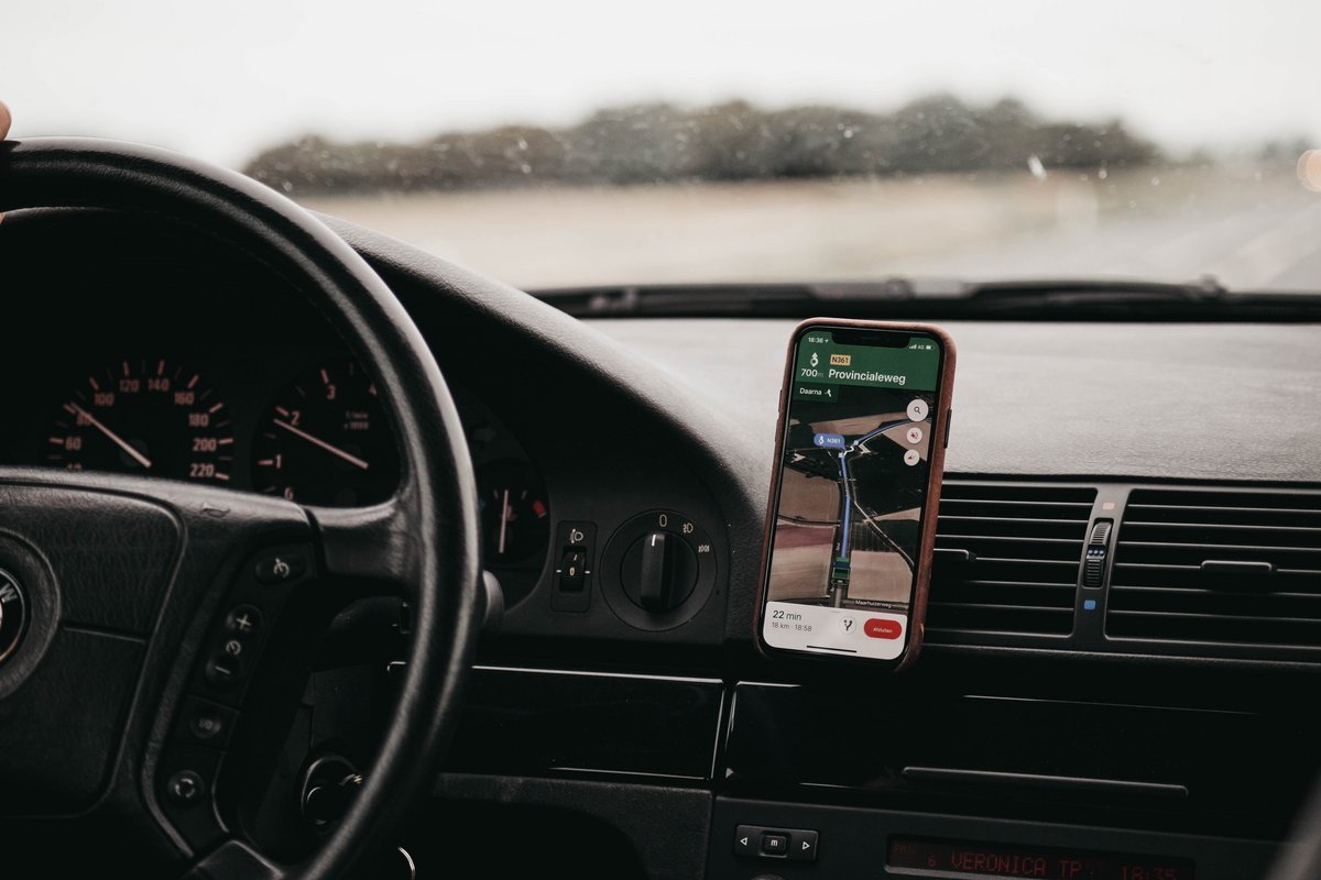 Google Maps devrait accompagner le trajet de nombreux vacanciers. © Isaac Mehegan / Unsplash