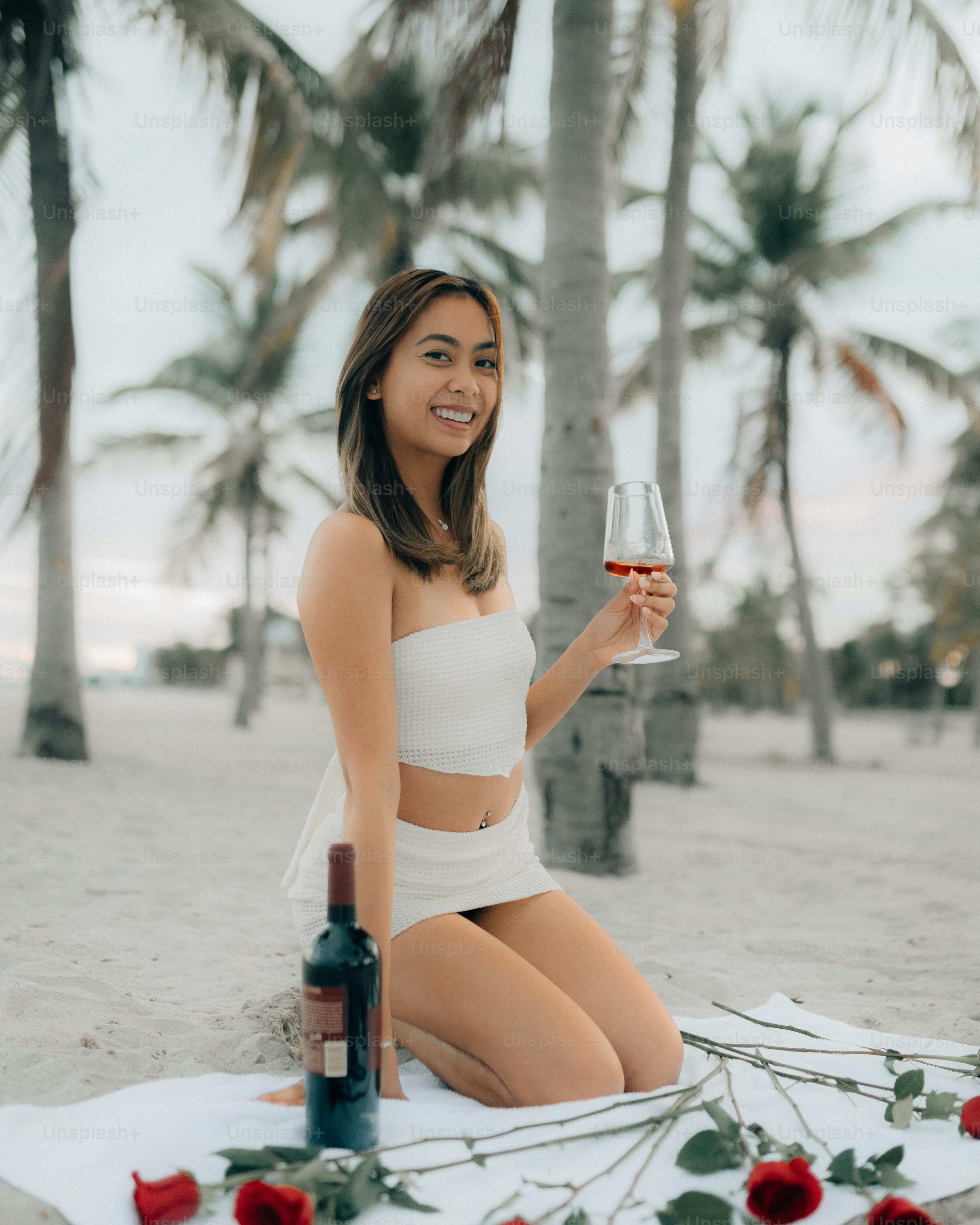 Una mujer sosteniendo una copa de vino
