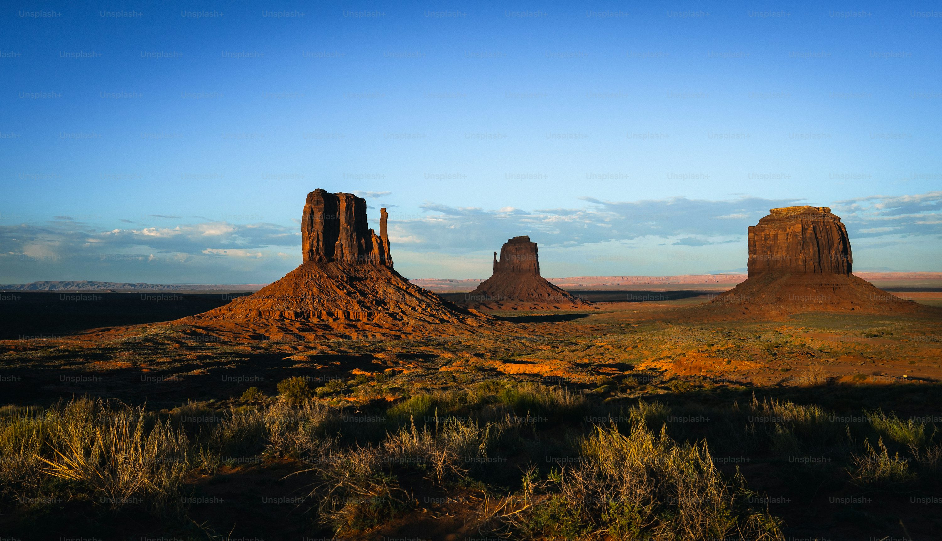 El desierto está lleno de altas formaciones rocosas