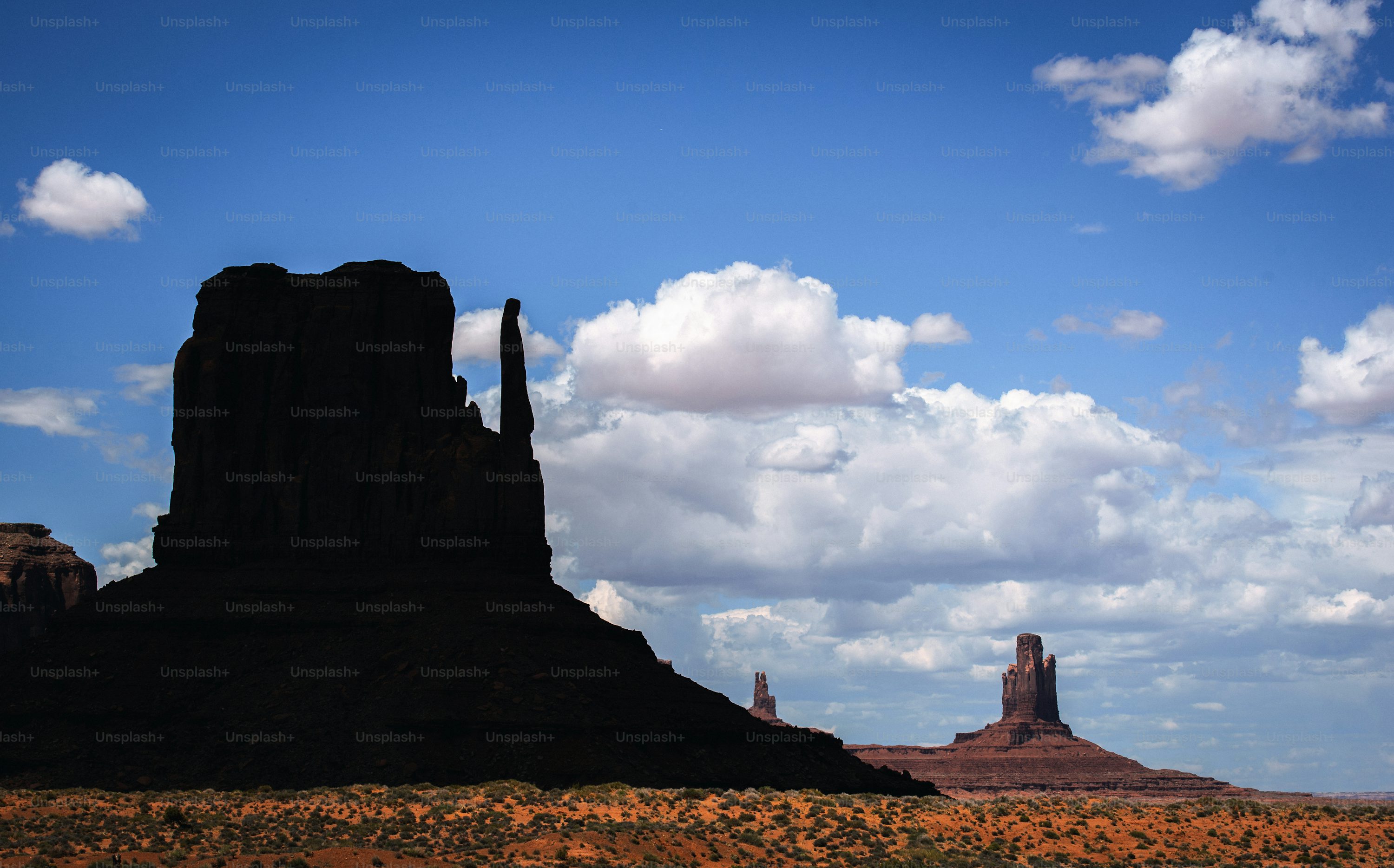 Una gran formación rocosa en medio de un desierto