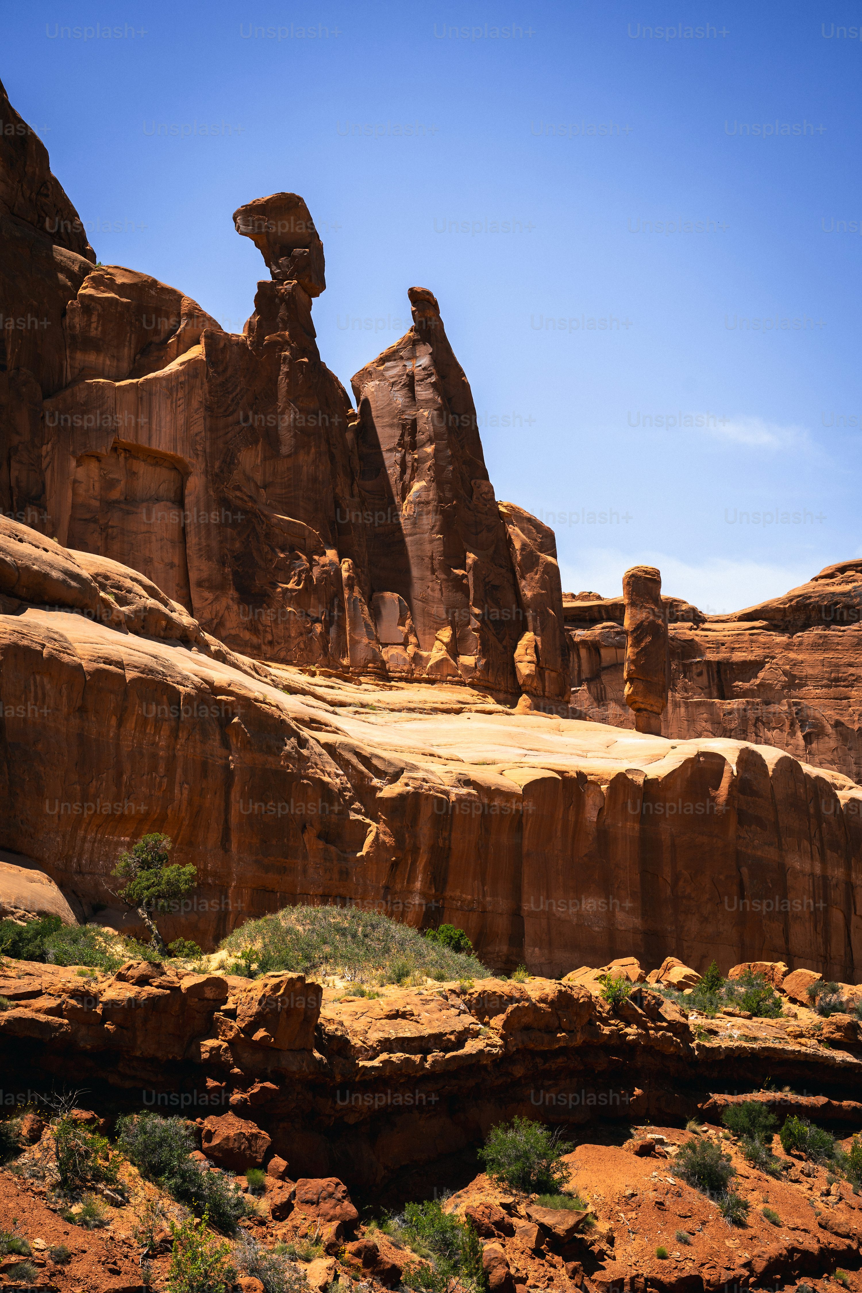 Una gran formación rocosa en medio de un desierto