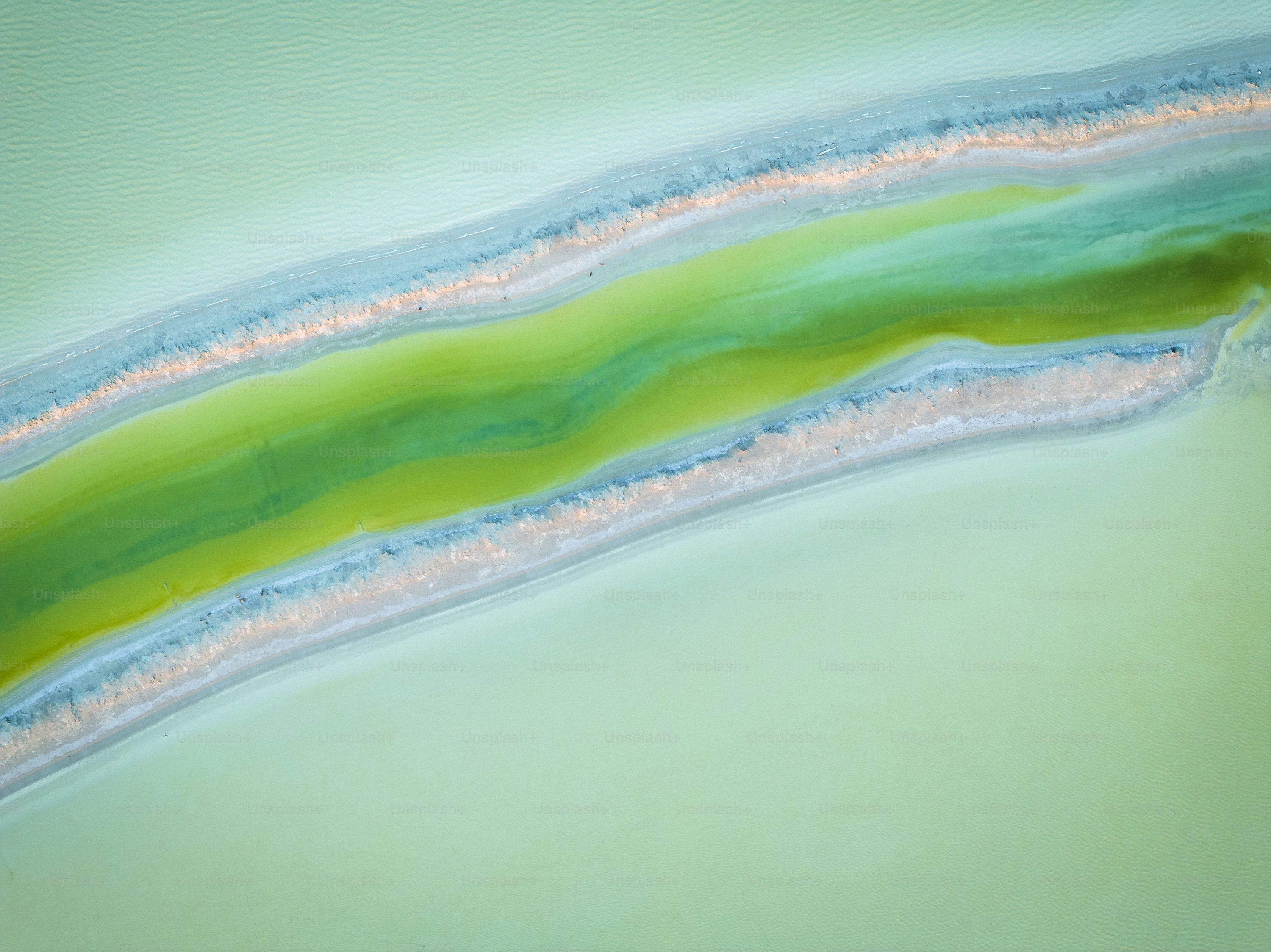 Una pintura de una ola verde y azul