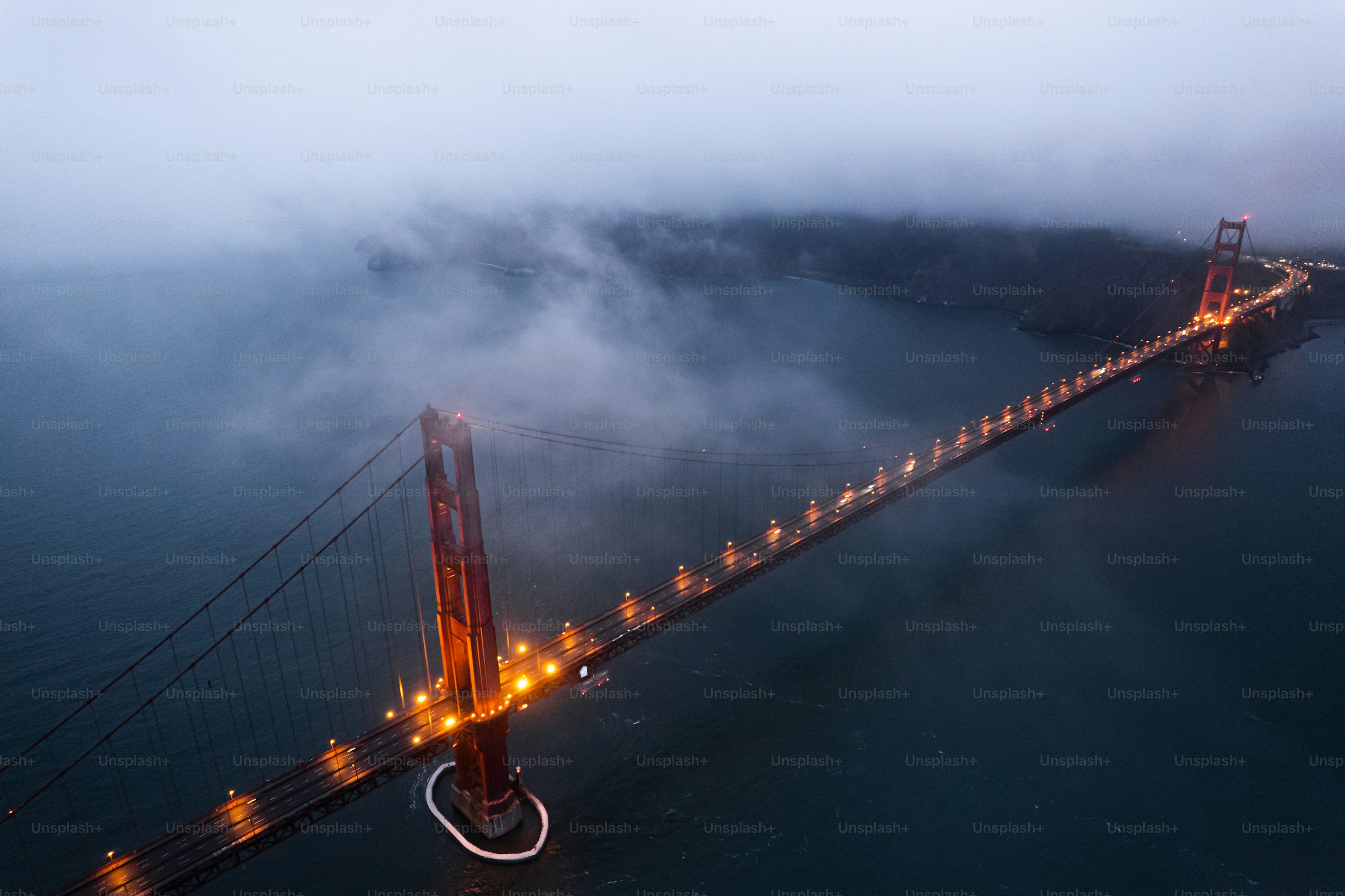 El puente Golden Gate se ilumina por la noche