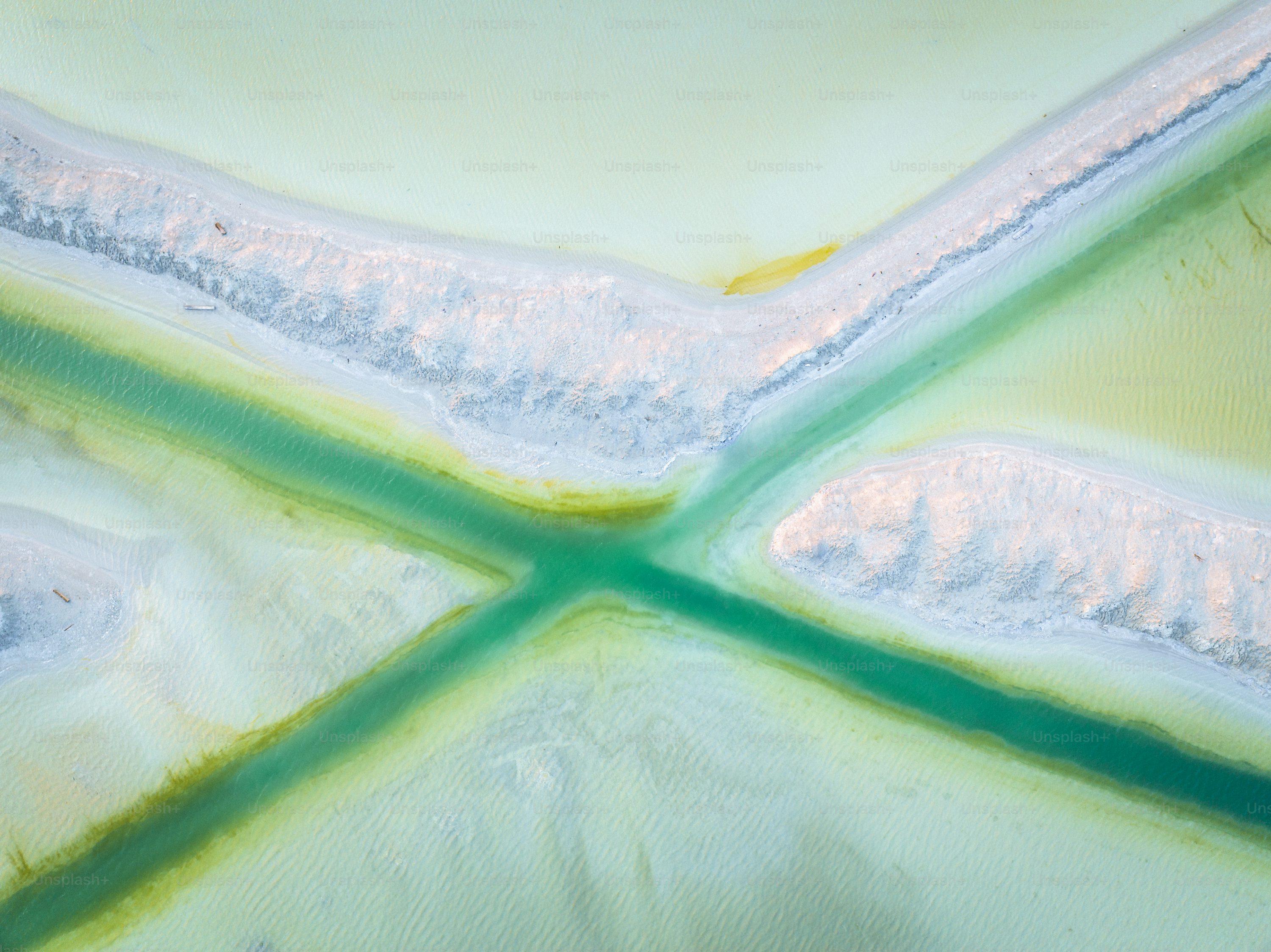 Una vista aérea de un área verde y blanca