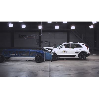 Kia Niro - Mobile Progressive Deformable Barrier test 2022