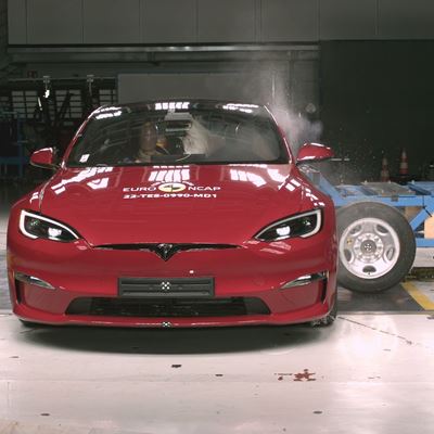 Tesla Model S - Side Mobile Barrier test 2022