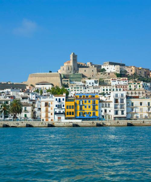 Una hermosa vista de Ibiza atendida por Aeropuerto de Ibiza