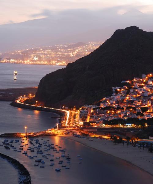 Pemandangan indah bagi Santa Cruz de Tenerife, yang berdekatan dengan Lapangan Terbang Tenerife Sur