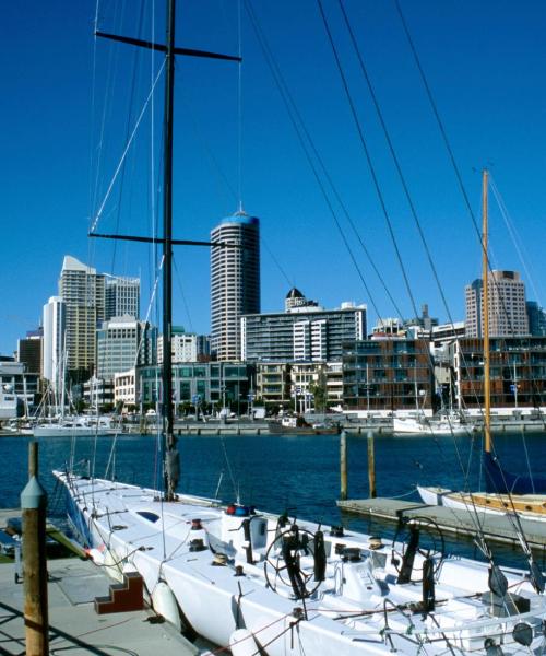 Una panoràmica bonica de Auckland, que és a prop de Aeroport d'Auckland