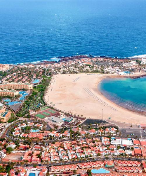 Piękny widok na miasto Caleta de Fuste – miasto obsługiwane jest przez Lotnisko Fuerteventura